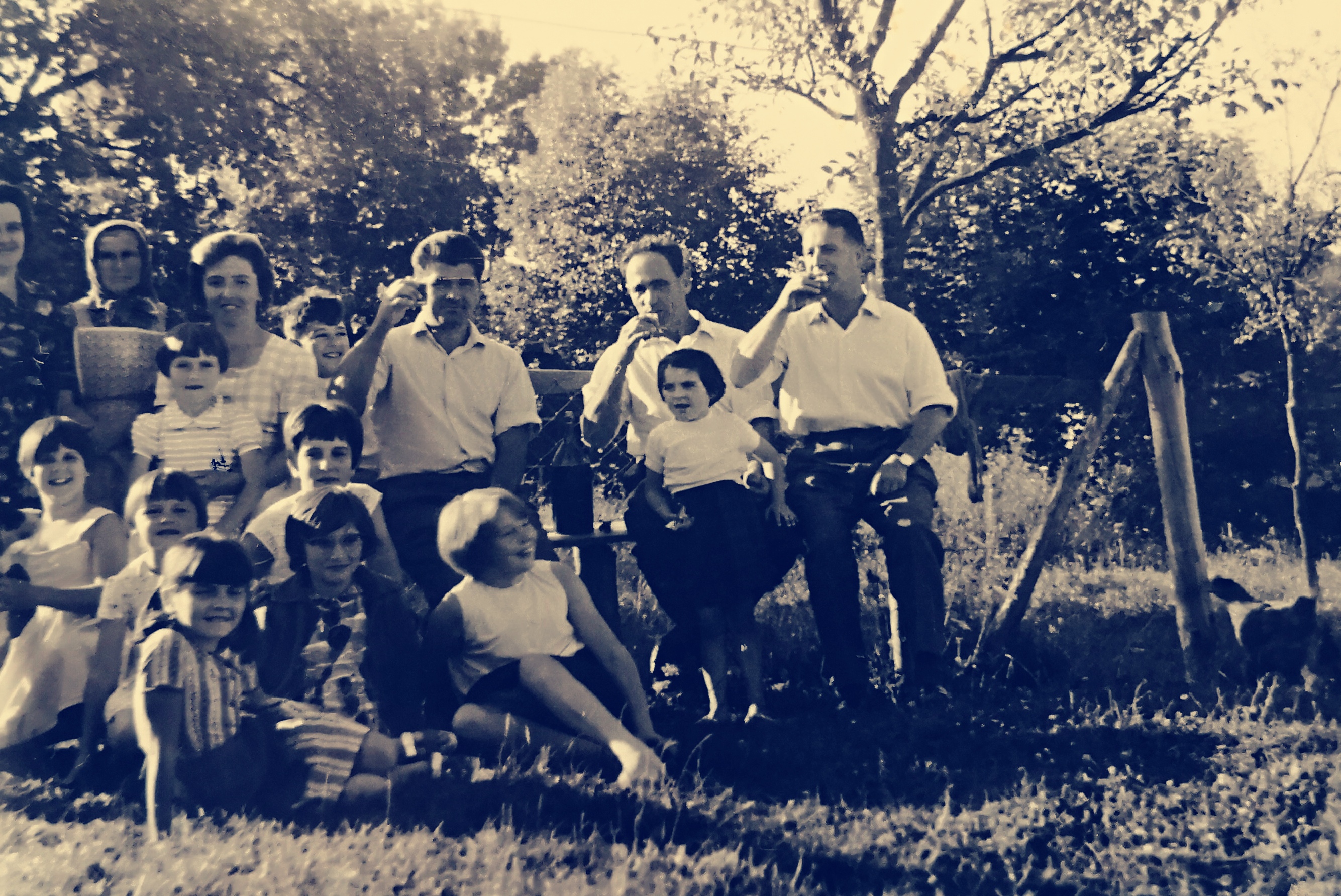 Gruppenfoto mit vielen Familienmitgliedern und Freunde im eigenen Garten.